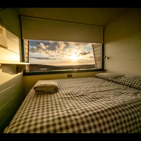 Laverock Shepherds Hut With Private Hot Tub