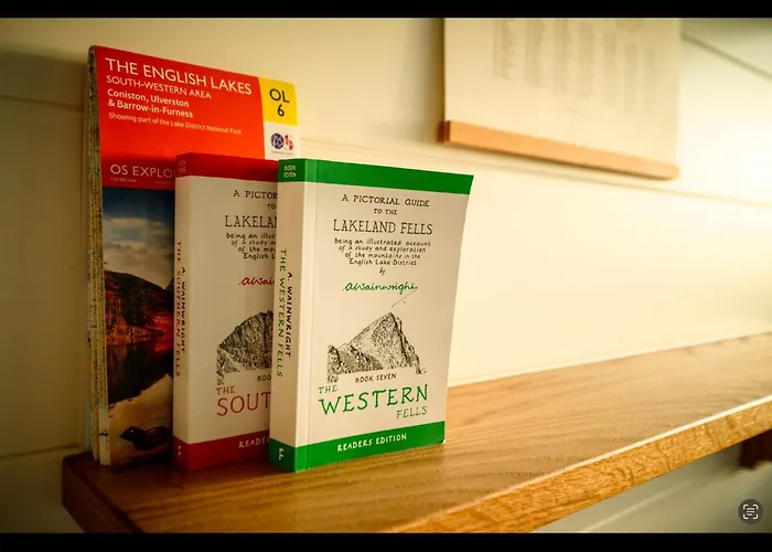 Laverock Shepherds Hut With Private Hot Tub *